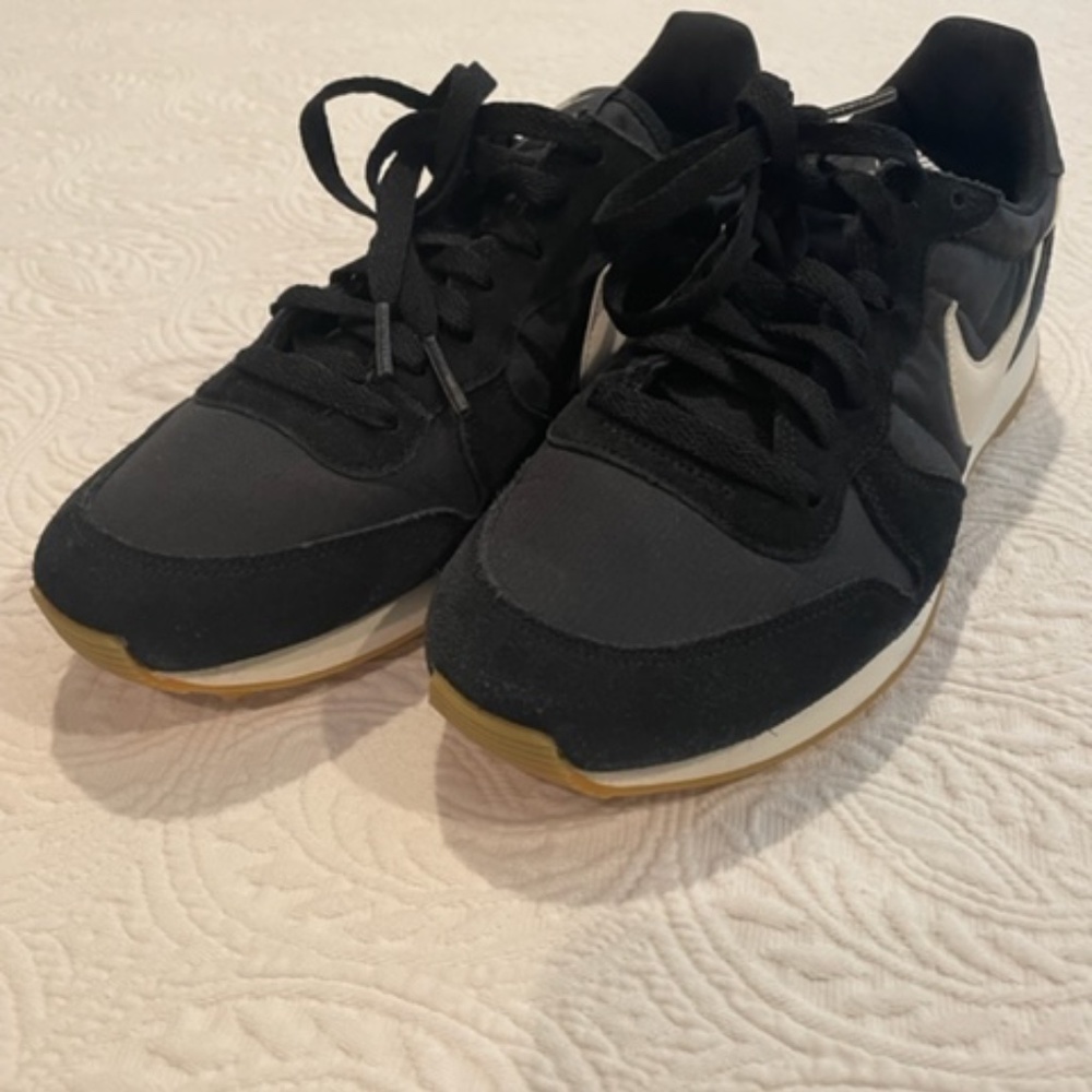 Nike Daybreak Sneaker Womens 9 Black White EUC